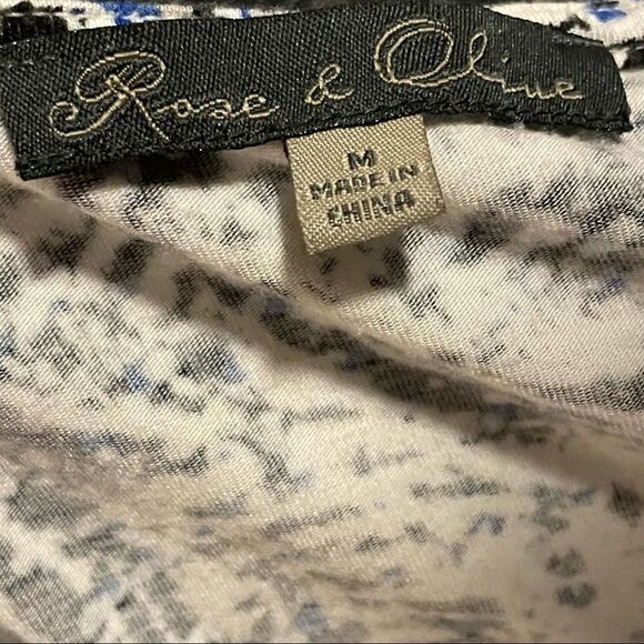 ROSE & OLIVE Shark bite hem, Abstract print, Soft and lightweight top, Size M - Picture 3 of 7